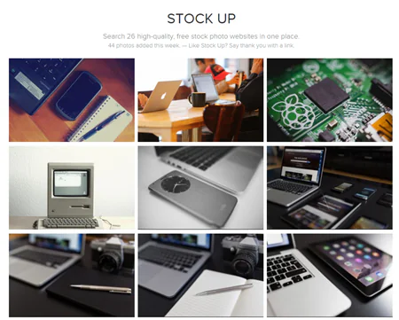 Anteprima della homepage di Stock Up con griglia di foto gratuite di tecnologia e lavoro digitale