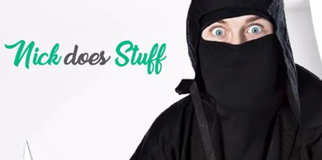 Persona in abbigliamento da ninja con occhi visibili accanto alla scritta Nick does Stuff, simbolo di creatività e-learning