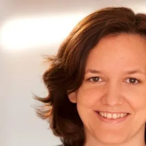 Primo piano di una persona sorridente, speaker all’evento LEARNING 360 su Articulate 360 e formazione digitale