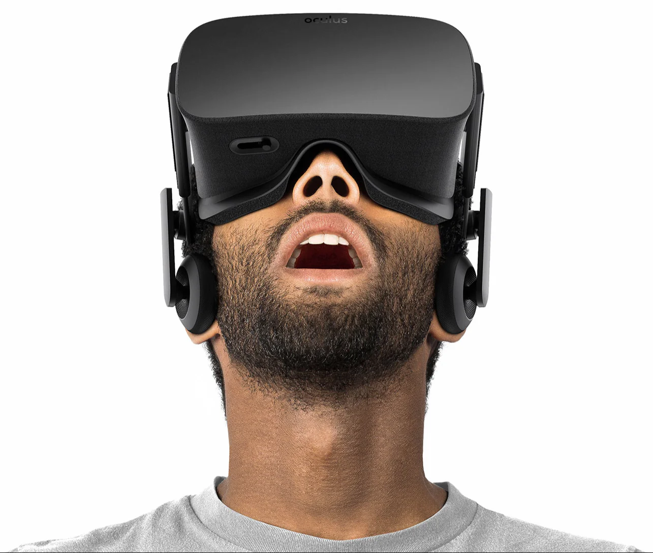 Persona indossa un visore Oculus Rift per realtà virtuale, immersa in un'esperienza digitale formativa
