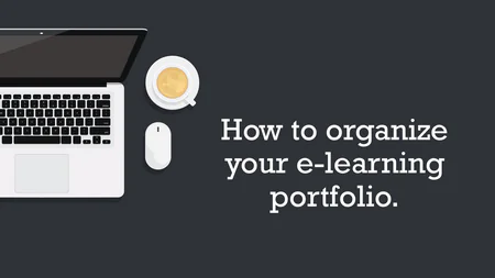 Vista dall’alto di un laptop, mouse e tazza di caffè accanto al testo su come organizzare un portfolio e-learning