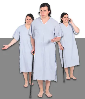 Tre versioni di un paziente in camice ospedaliero mostrano diverse pose utili per corsi eLearning a tema medico