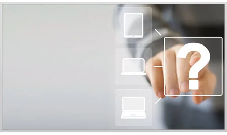 Mano che seleziona un riquadro con punto interrogativo su sfondo sfocato e icone di dispositivi digitali