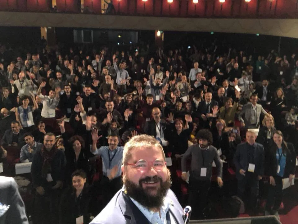 Pubblico numeroso e sorridente durante l’evento LEARNING360 al Theatre Manzoni, con partecipanti che salutano dal palco