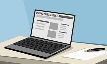 Laptop su una scrivania che mostra un portfolio di progetti e-learning con layout organizzato e sezioni visibili