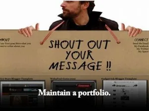 Persona tiene un cartello con la scritta shout out your message e suggerimenti per mantenere un portfolio eLearning