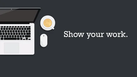 Laptop, mouse e tazza di caffè su sfondo scuro con la scritta Show your work a destra