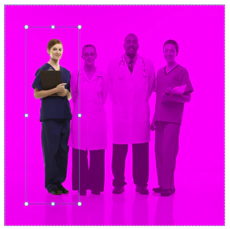 Interfaccia di PowerPoint che mostra la funzione Rimuovi Sfondo applicata a una foto di gruppo di operatori sanitari