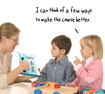Insegnante mostra una slide eLearning su tablet a due bambini che discutono suggerimenti per migliorare il corso