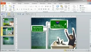 Schermata di PowerPoint con un template e-learning che mostra cartelli stradali e una persona seduta al computer