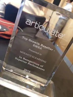 Premio in vetro Articulate Top Growth Reseller EMEA 2015 assegnato a Mosaicoelearning per le performance superiori
