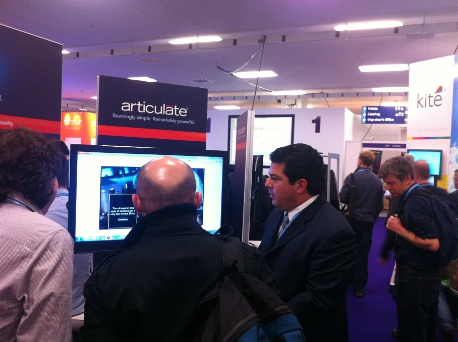 Persone osservano una demo di Articulate Engage presso uno stand durante Learning Technologies a Londra