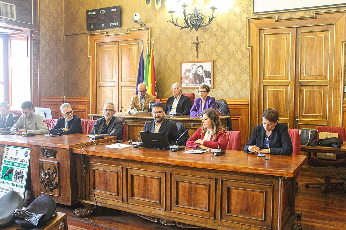 Persone sedute in una sala istituzionale durante la presentazione del portale Rischio Zero del Comune di Ragusa