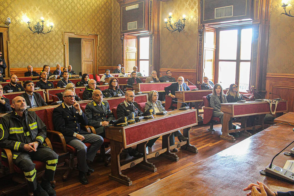 Autorità e Protezione Civile riunite nell'aula consiliare di Ragusa per la presentazione del portale Rischio Zero