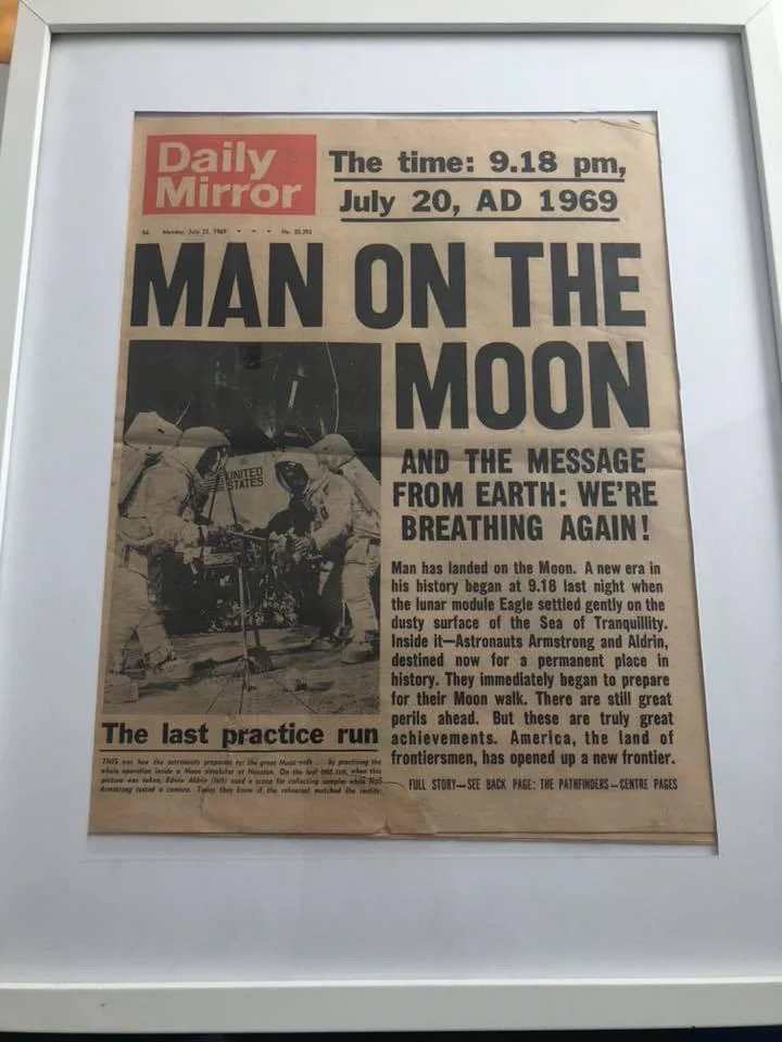 Prima pagina del Daily Mirror del 1969 che annuncia lo sbarco sulla Luna con foto degli astronauti Apollo 11
