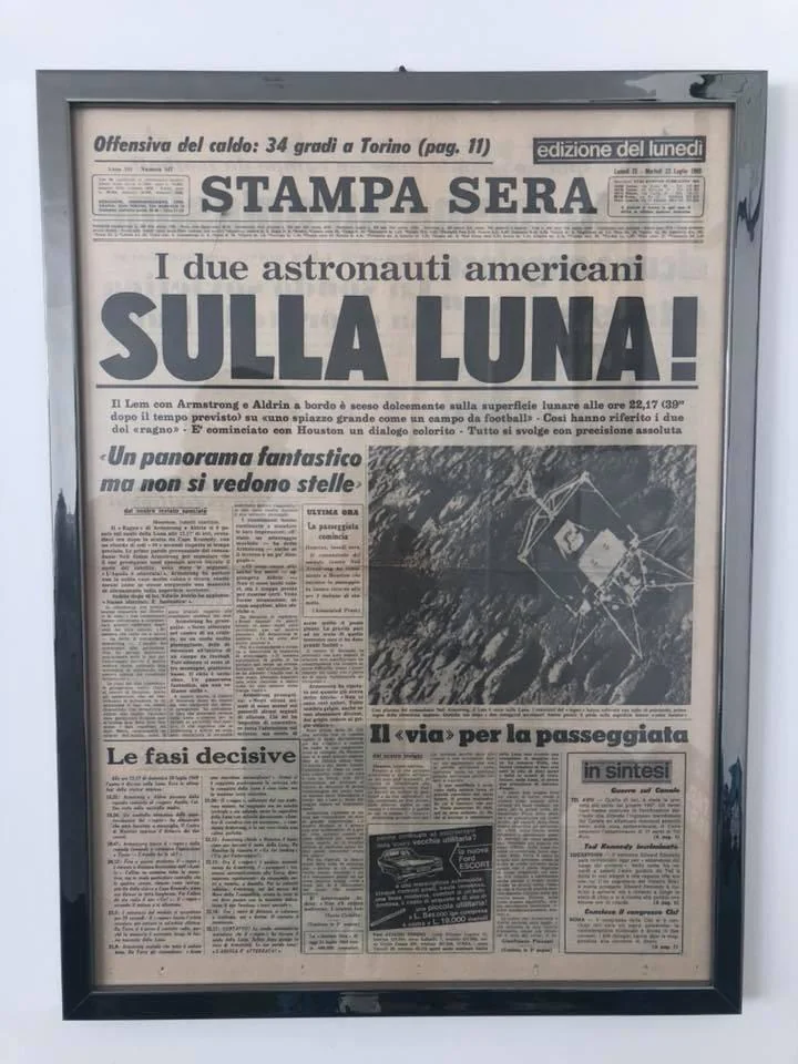 Prima pagina incorniciata del quotidiano Stampa Sera che annuncia lo sbarco sulla Luna degli astronauti americani