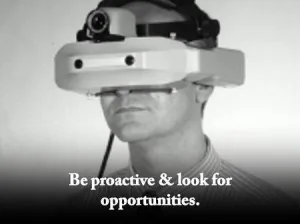 Persona con visore tecnologico vintage e testo motivazionale sulla ricerca di opportunità nell’e-learning
