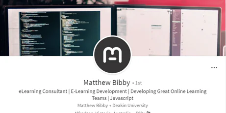 Profilo LinkedIn di Matthew Bibby con monitor che mostrano codice e dettagli su eLearning e JavaScript