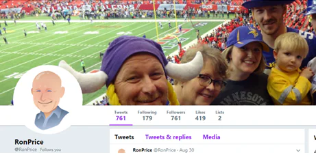 Header del profilo Twitter di Ron Price con foto di gruppo allo stadio e avatar illustrato