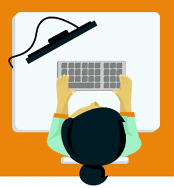 Persona vista dall’alto che lavora al computer, simbolo di progettazione di corsi e-learning semplici