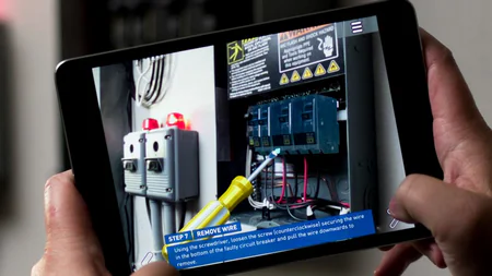Tablet mostra istruzioni in realtà aumentata per la manutenzione di un quadro elettrico durante una simulazione formativa
