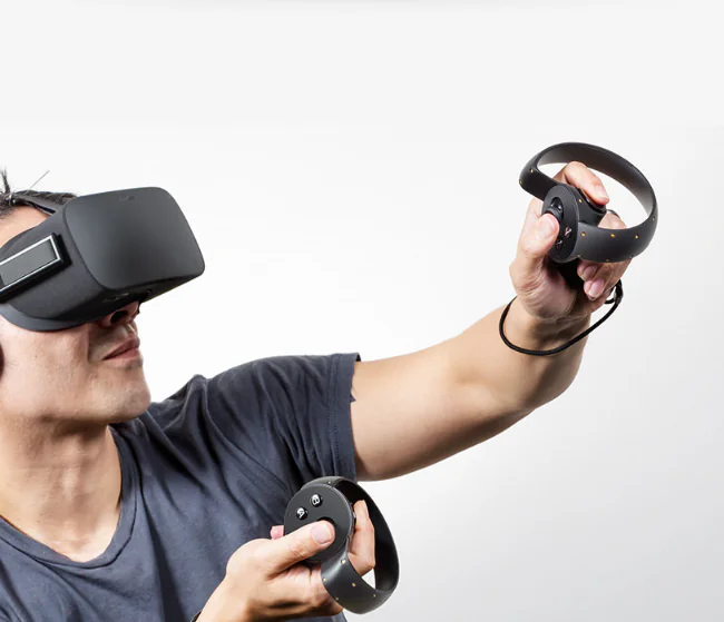 Persona con visore Oculus Rift e controller Touch durante un’attività immersiva di realtà virtuale per la formazione digitale