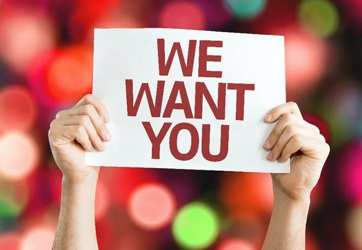Due mani sollevano un cartello con la scritta WE WANT YOU su sfondo colorato, simbolo di ricerca personale