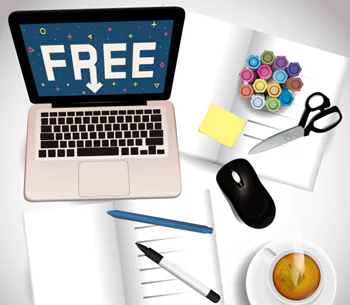 Scrivania con laptop che mostra la scritta FREE, strumenti di lavoro e materiali per creare corsi eLearning gratuiti