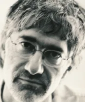 Ritratto in bianco e nero di un uomo con occhiali, collegato all’intervista sull’e-learning in Italia