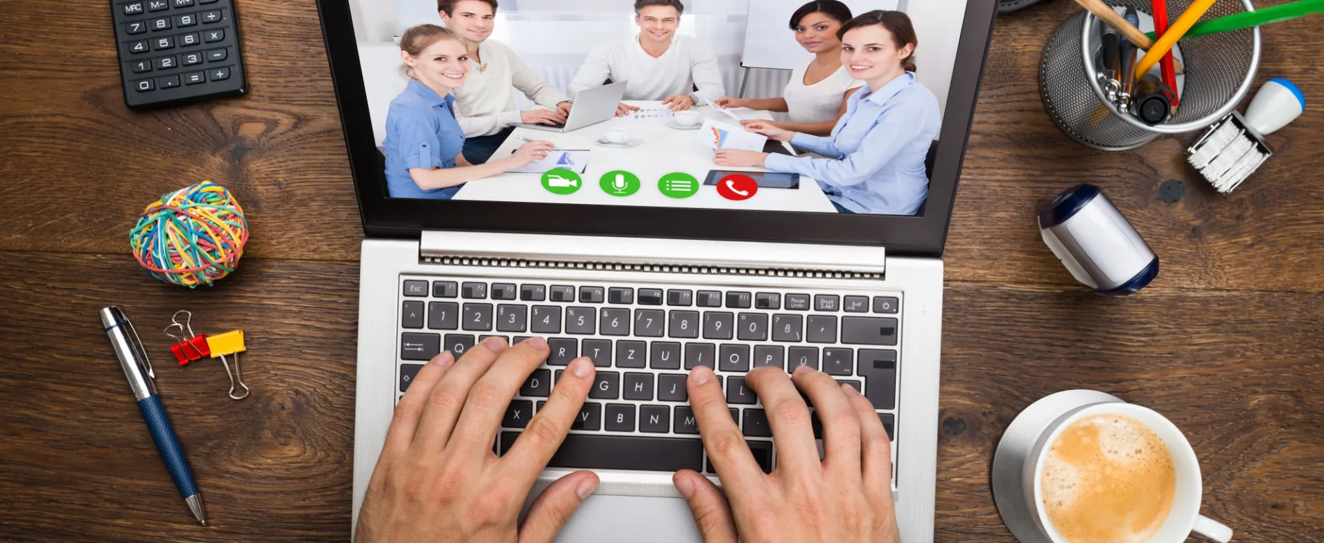 Persona partecipa a una videoconferenza di gruppo su laptop per formazione e-learning aziendale