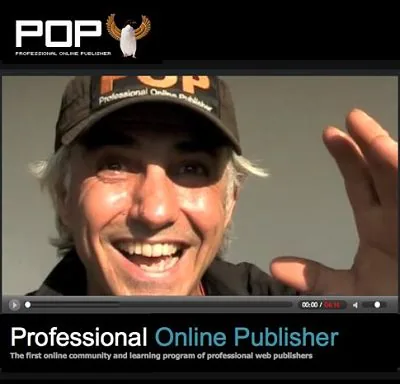 Robin Good sorride e saluta in un video dedicato a Professional Online Publisher e comunicazione digitale
