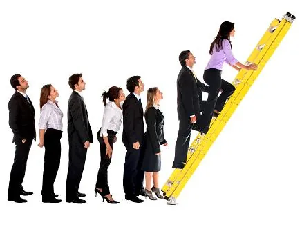 Persone in abiti professionali in fila e una sale una scala gialla, simbolo di collaborazione tra ruoli nell’e-learning