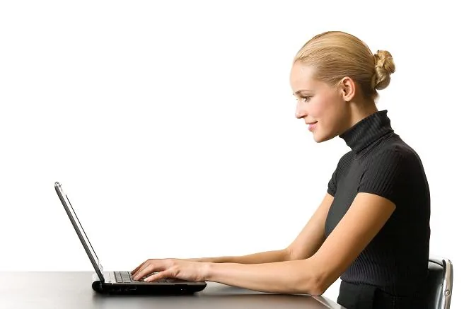 Donna seduta a una scrivania che lavora al computer, rappresentando i professionisti della produzione e-learning