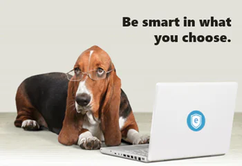 Cane con occhiali davanti a un laptop con logo e-learning e frase motivazionale sulla scelta consapevole