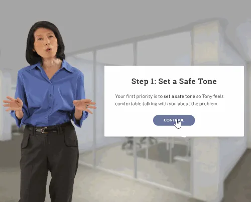 Donna accanto a un blocco scenario in Rise 360 che mostra istruzioni per impostare un tono sicuro in una conversazione