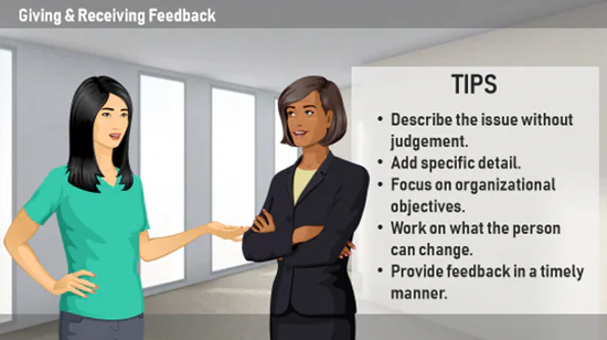 Due personaggi illustrati in un ufficio discutono mentre a destra compaiono consigli per dare e ricevere feedback