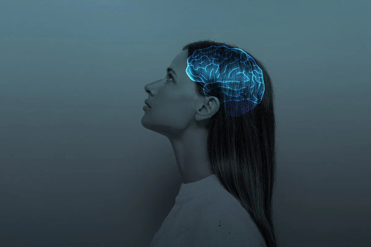Profilo di donna con cervello digitale evidenziato che simboleggia il ruolo delle scienze cognitive nell’apprendimento