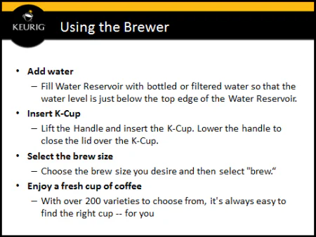 Slide con elenco puntato che mostra i passaggi per usare una macchina da caffè Keurig in un corso eLearning