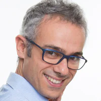 Ritratto di un uomo sorridente con occhiali, associato agli speaker dell’evento Learning 360 su Articulate 360 e innovazione