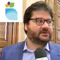 Ritratto di uno speaker durante un’intervista a LEARNING 360, con logo colorato in alto a sinistra