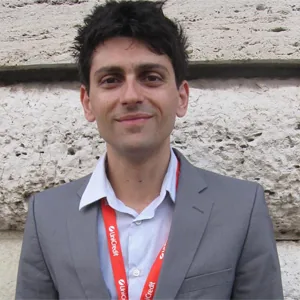 Ritratto di uno speaker di Learning 360 con badge rosso, tema gamification e formazione digitale