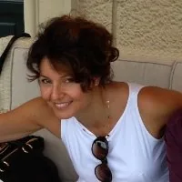 Ritratto di una donna sorridente seduta su un divano, speaker all’evento LEARNING 360 su Articulate 360 e storytelling