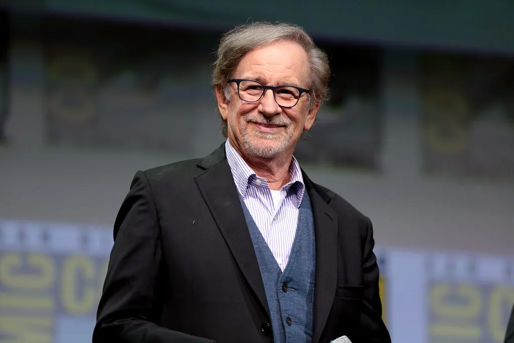 Steven Spielberg sorride su un palco durante un evento, simbolo di ispirazione per la creatività nei corsi e-learning