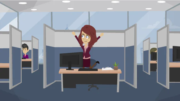 Donna animata esulta davanti al computer in ufficio open space, simbolo di entusiasmo nella formazione digitale