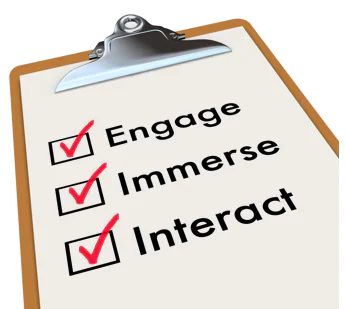 Lista su una cartella con le parole engage, immerse e interact spuntate per illustrare strategie di coinvolgimento e-learning