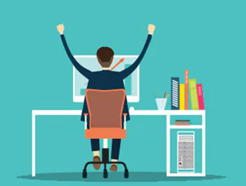 Persona alla scrivania davanti al computer con le braccia alzate, simbolo di successo nella formazione e-learning