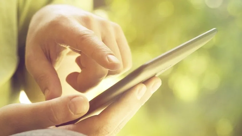 Persona che utilizza un tablet per accedere a contenuti formativi digitali tramite dispositivi mobile