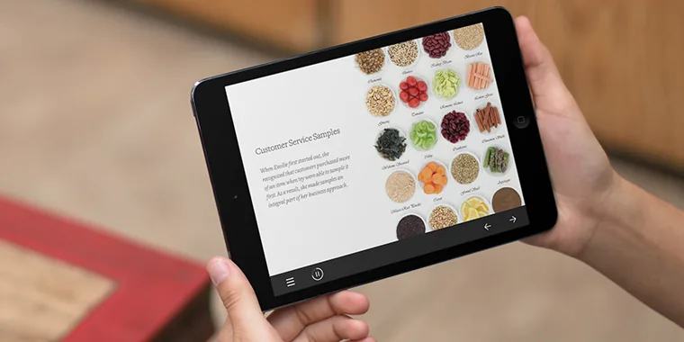 Persona tiene un tablet con corso e-learning e immagini di ingredienti, esempio di mobile learning accessibile