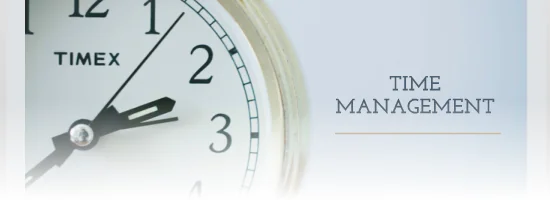 Quadrante di un orologio analogico con la scritta Time Management su sfondo chiaro, esempio di template per presentazioni