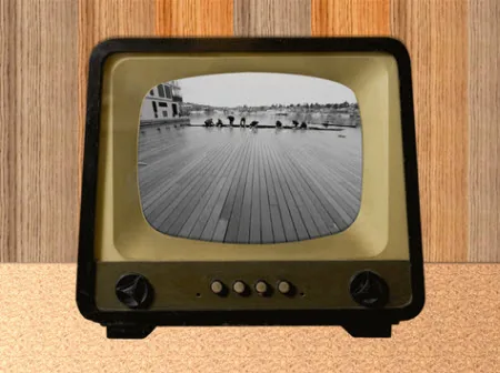 Vecchio televisore con schermo in bianco e nero su sfondo di legno, esempio di template PowerPoint per e-learning